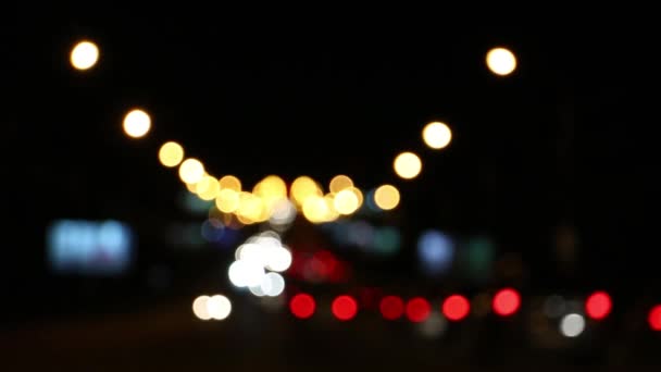 Luces borrosas en el cruce de la gran ciudad nocturna — Vídeos de Stock