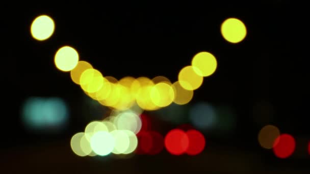 Luzes de carro embaçadas no cruzamento da grande cidade noturna — Vídeo de Stock