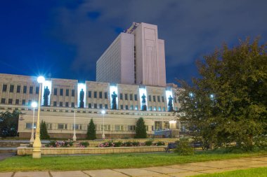 Geceleri Omsk'taki Puşkin kütüphanesinin güzel binası