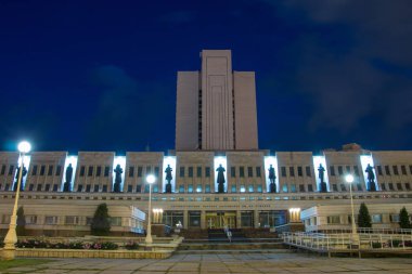 Geceleri Omsk'taki Puşkin kütüphanesinin güzel binası