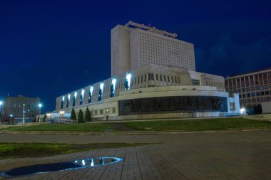 Geceleri Omsk'taki Puşkin kütüphanesinin güzel binası