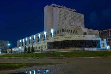 Geceleri Omsk'taki Puşkin kütüphanesinin güzel binası