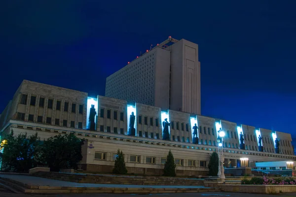 Belo edifício da biblioteca de Pushkin em Omsk à noite — Fotografia de Stock