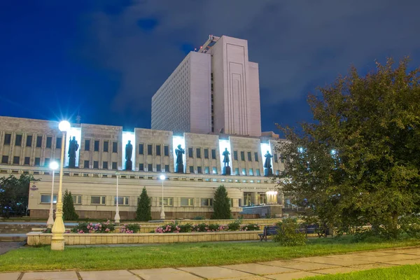 Schönes Gebäude der Puschkin-Bibliothek in Omsk bei Nacht — Stockfoto