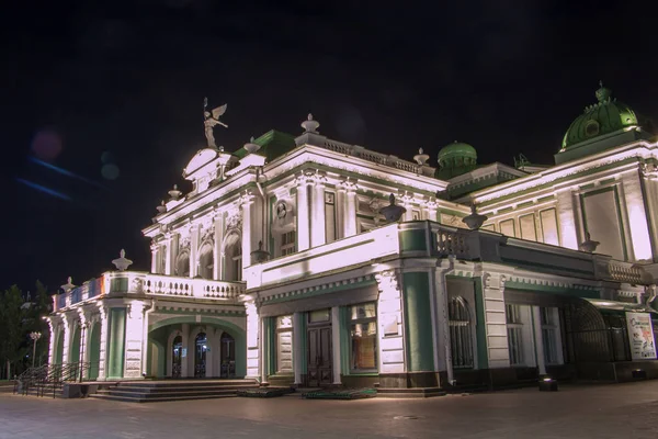 Akademisches Schauspieltheater in Omsk Sibirien Russland bei Nacht — Stockfoto