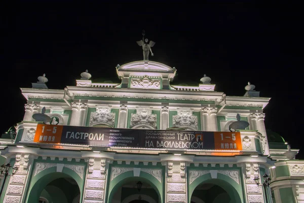 Teatro dramático acadêmico em Omsk Sibéria Rússia à noite — Fotografia de Stock