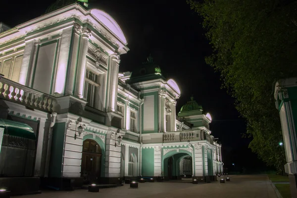 Akademisches Schauspieltheater in Omsk Sibirien Russland bei Nacht — Stockfoto