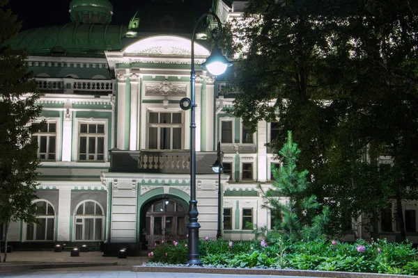Teatro dramático acadêmico em Omsk Sibéria Rússia à noite — Fotografia de Stock