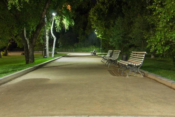 Manzara gece şehir Park yaz aylarında insanlar olmadan