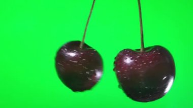 vişne meyveleri kesilmiş, yanlara meyve suyu püskürtme. yavaş çekim