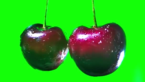 Vişne meyveleri kesilmiş, yanlara meyve suyu püskürtme. yavaş çekim — Stok video