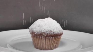 Üzerine pudra şekeri serpiştirilmiş güzel kokulu kek. yavaş çekim