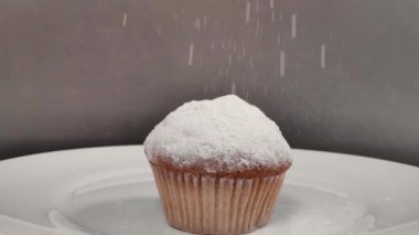 Üzerine pudra şekeri serpiştirilmiş güzel kokulu kek. yavaş çekim