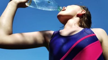 Güzel genç kız sahilde maden suyu içiyor. yavaş çekim