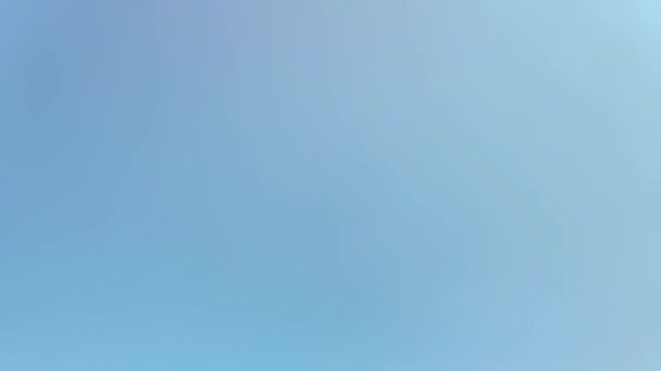 在蓝天背景上喷出的水花的缓慢运动 — 图库视频影像