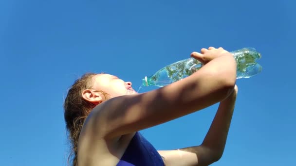 Όμορφη Νεαρή Κοπέλα Πίνει Μεταλλικό Νερό Στην Παραλία Αργή Κίνηση — Αρχείο Βίντεο