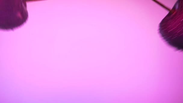 Las jugosas cerezas oscuras espolvorean jugo sobre un fondo rosado. cámara lenta — Vídeos de Stock
