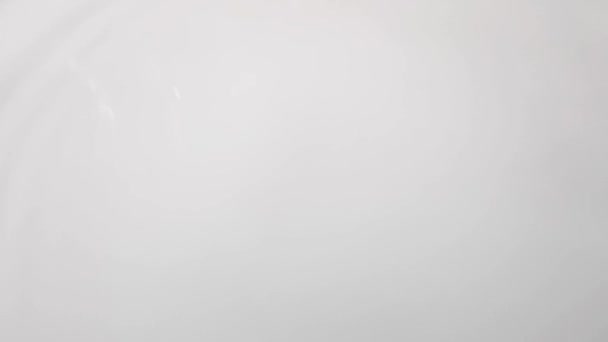 la texture de la surface du lait, versé dans un bol. au ralenti 