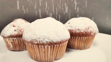 Üzerine pudra şekeri serpiştirilmiş güzel kokulu kek. yavaş çekim