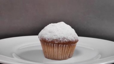 Üzerine pudra şekeri serpiştirilmiş güzel kokulu kek. yavaş çekim
