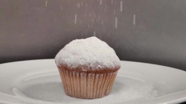 Üzerine pudra şekeri serpiştirilmiş güzel kokulu kek. yavaş çekim