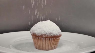 Üzerine pudra şekeri serpiştirilmiş güzel kokulu kek. yavaş çekim