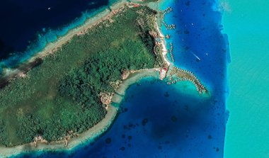 Bir kuş bakışı Bora Bora tatil adasının sahil manzara