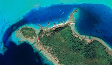 Bir kuş bakışı Bora Bora tatil adasının sahil manzara