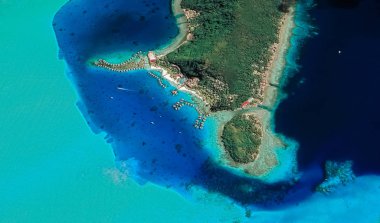 Bir kuş bakışı Bora Bora tatil adasının sahil manzara