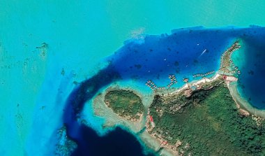 Bir kuş bakışı Bora Bora tatil adasının sahil manzara