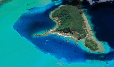 Bir kuş bakışı Bora Bora tatil adasının sahil manzara