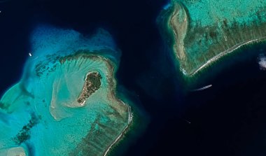 Bir kuş bakışı Bora Bora tatil adasının sahil manzara