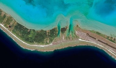 Bir kuş bakışı Bora Bora tatil adasının sahil manzara