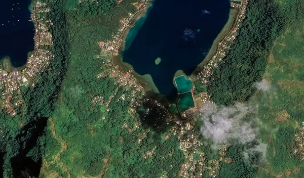 Paisaje de la costa de la isla turística de Bora Bora desde la vista de un pájaro — Foto de Stock