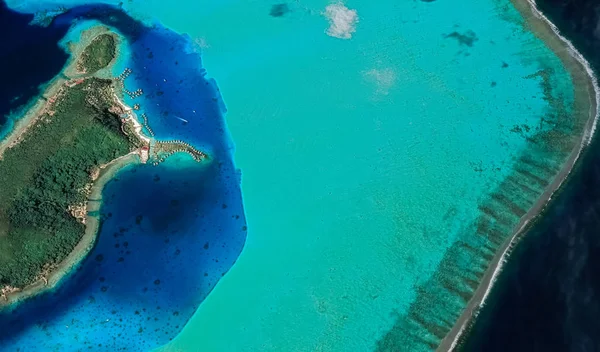 Paysage de la côte de l'île balnéaire de Bora Bora d'une vue d'oiseau — Photo