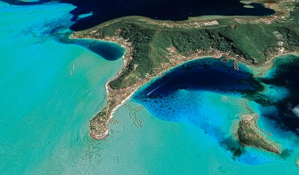 Küstenlandschaft der Ferieninsel Bora Bora aus der Vogelperspektive — Stockfoto