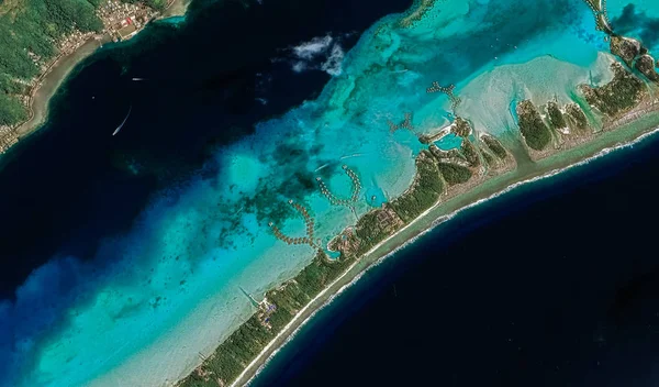 Paisaje de la costa de la isla turística de Bora Bora desde la vista de un pájaro —  Fotos de Stock