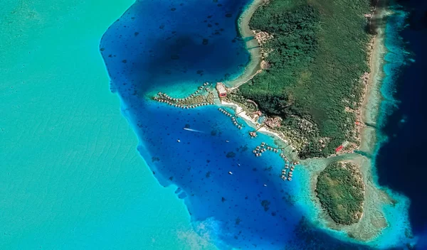 Paisaje de la costa de la isla turística de Bora Bora desde la vista de un pájaro — Foto de Stock