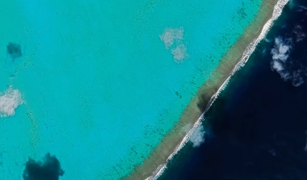 Τοπίο της ακτής του νησιού Resort Bora Bora από την θέα ενός πουλιού — Φωτογραφία Αρχείου