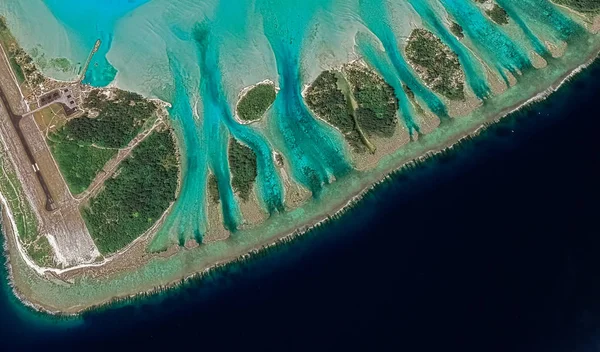 Paysage de la côte de l'île balnéaire de Bora Bora d'une vue d'oiseau — Photo