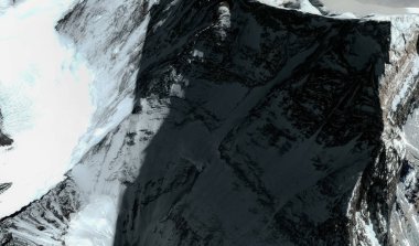 Himalayalar'daki Everest Dağı'nın üst ve etekleri uçuş yüksekliğinden