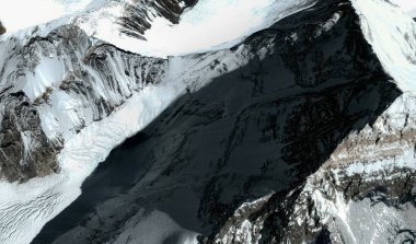 Himalayalar'daki Everest Dağı'nın üst ve etekleri uçuş yüksekliğinden