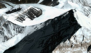 Himalayalar'daki Everest Dağı'nın üst ve etekleri uçuş yüksekliğinden