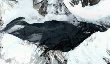 Himalayalar'daki Everest Dağı'nın üst ve etekleri uçuş yüksekliğinden