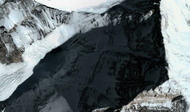 Himalayalar'daki Everest Dağı'nın üst ve etekleri uçuş yüksekliğinden