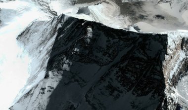 Himalayalar'daki Everest Dağı'nın üst ve etekleri uçuş yüksekliğinden