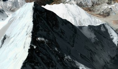 Himalayalar'daki Everest Dağı'nın üst ve etekleri uçuş yüksekliğinden