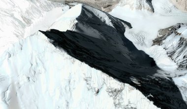 Himalayalar'daki Everest Dağı'nın üst ve etekleri uçuş yüksekliğinden