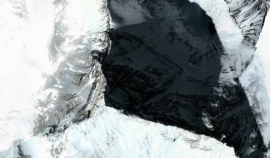Himalayalar'daki Everest Dağı'nın üst ve etekleri uçuş yüksekliğinden