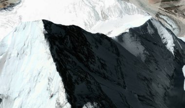 Himalayalar'daki Everest Dağı'nın üst ve etekleri uçuş yüksekliğinden